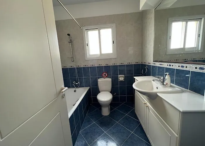 Kings Palace - Spacious 2-bed With Sea Views And Large Patio Lägenhet