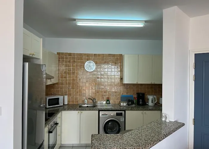 Kings Palace - Spacious 2-bed With Sea Views And Large Patio Lägenhet