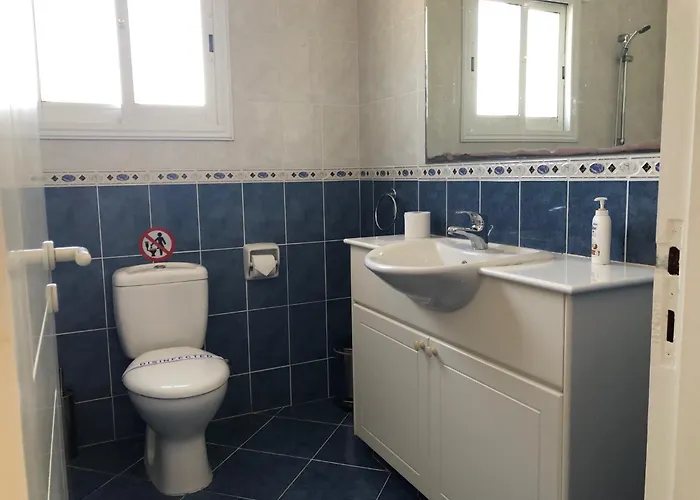 Lägenhet Kings Palace - Spacious 2-bed With Sea Views And Large Patio *