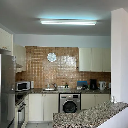 Kings Palace - Spacious 2-bed With Sea Views And Large Patio Apartment