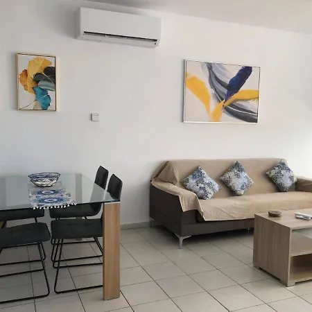 Kings Palace - Spacious 2-bed With Sea Views And Large Patio Apartamento