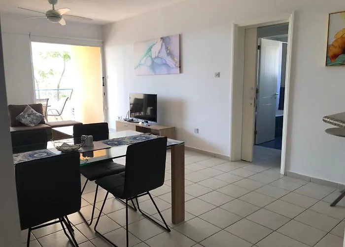 Kings Palace - Spacious 2-bed With Sea Views And Large Patio *