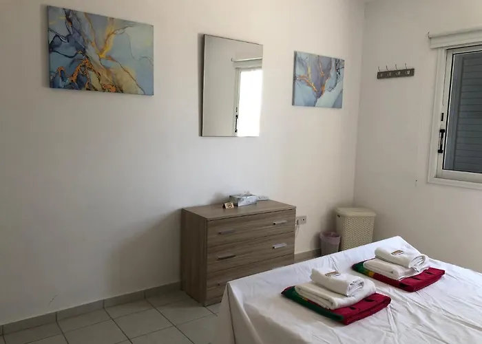 Kings Palace - Spacious 2-bed With Sea Views And Large Patio Apartment