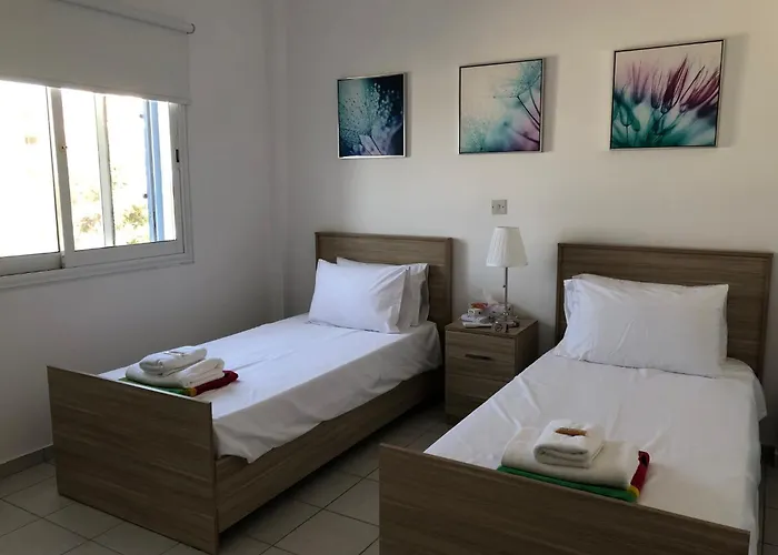 Kings Palace - Spacious 2-bed With Sea Views And Large Patio Apartament