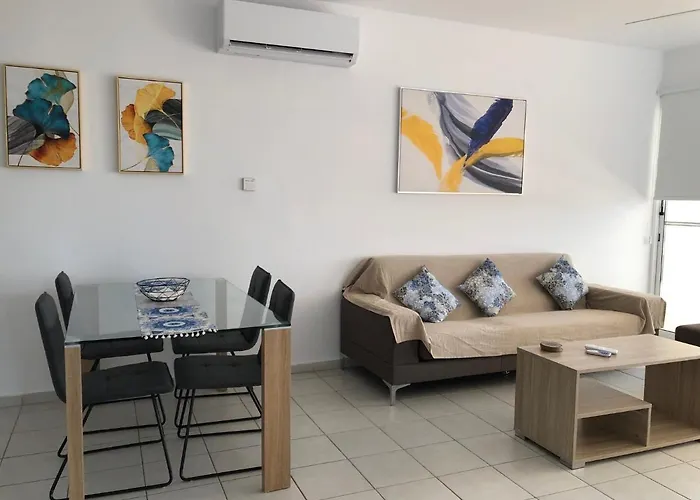 Kings Palace - Spacious 2-bed With Sea Views And Large Patio 아파트