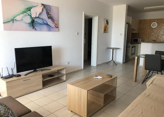 Kings Palace - Spacious 2-bed With Sea Views And Large Patio *