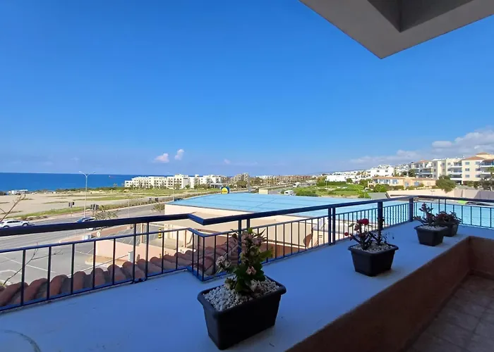 Kings Palace - Spacious 2-bed With Sea Views And Large Patio *