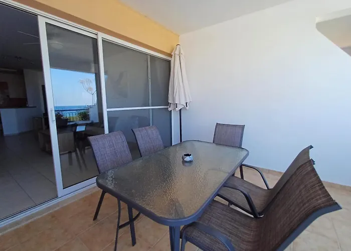 Kings Palace - Spacious 2-bed With Sea Views And Large Patio